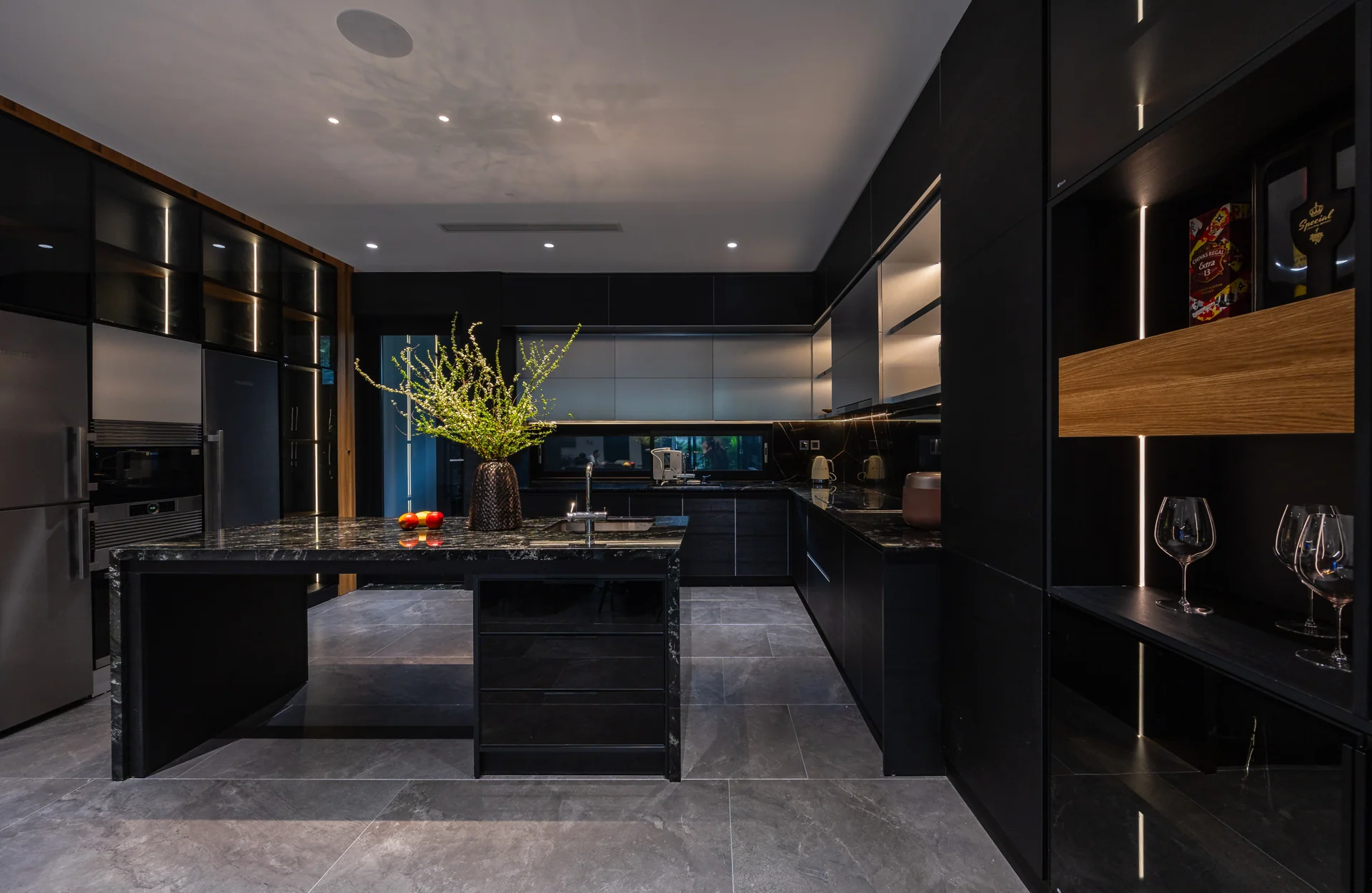Đảo bếp nối các không gian sinh hoạt — Villa 44