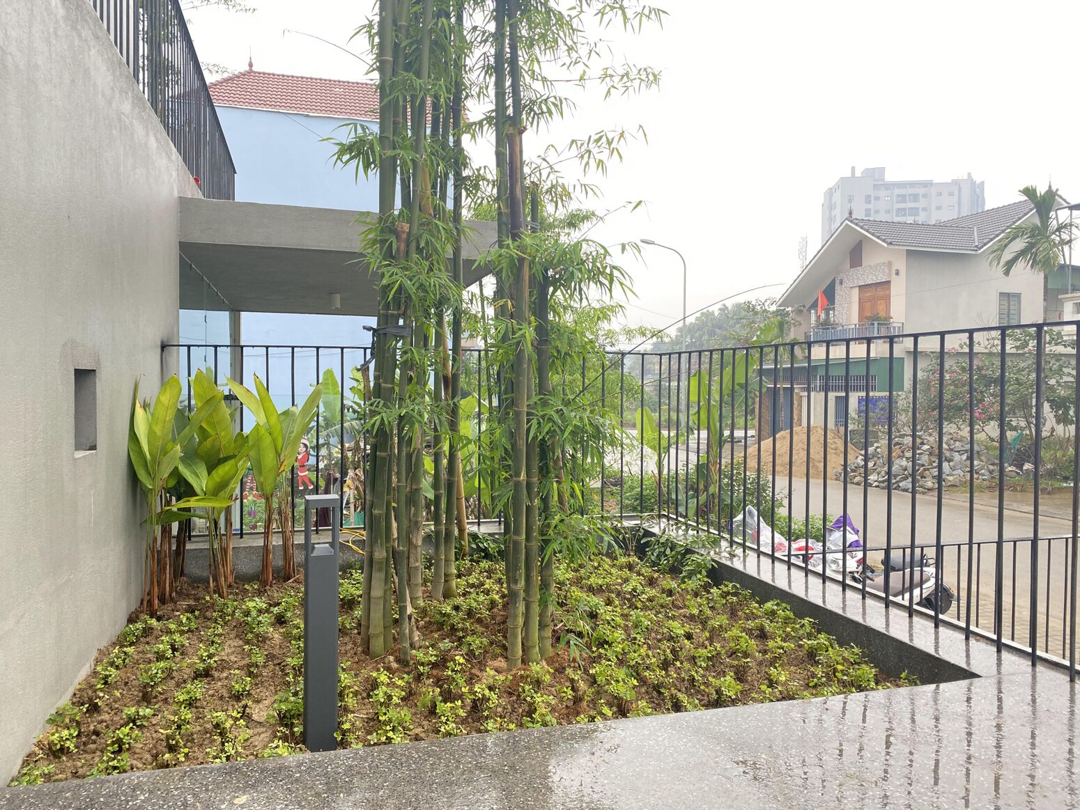 Mảng tre và bồn cây phía ngoài