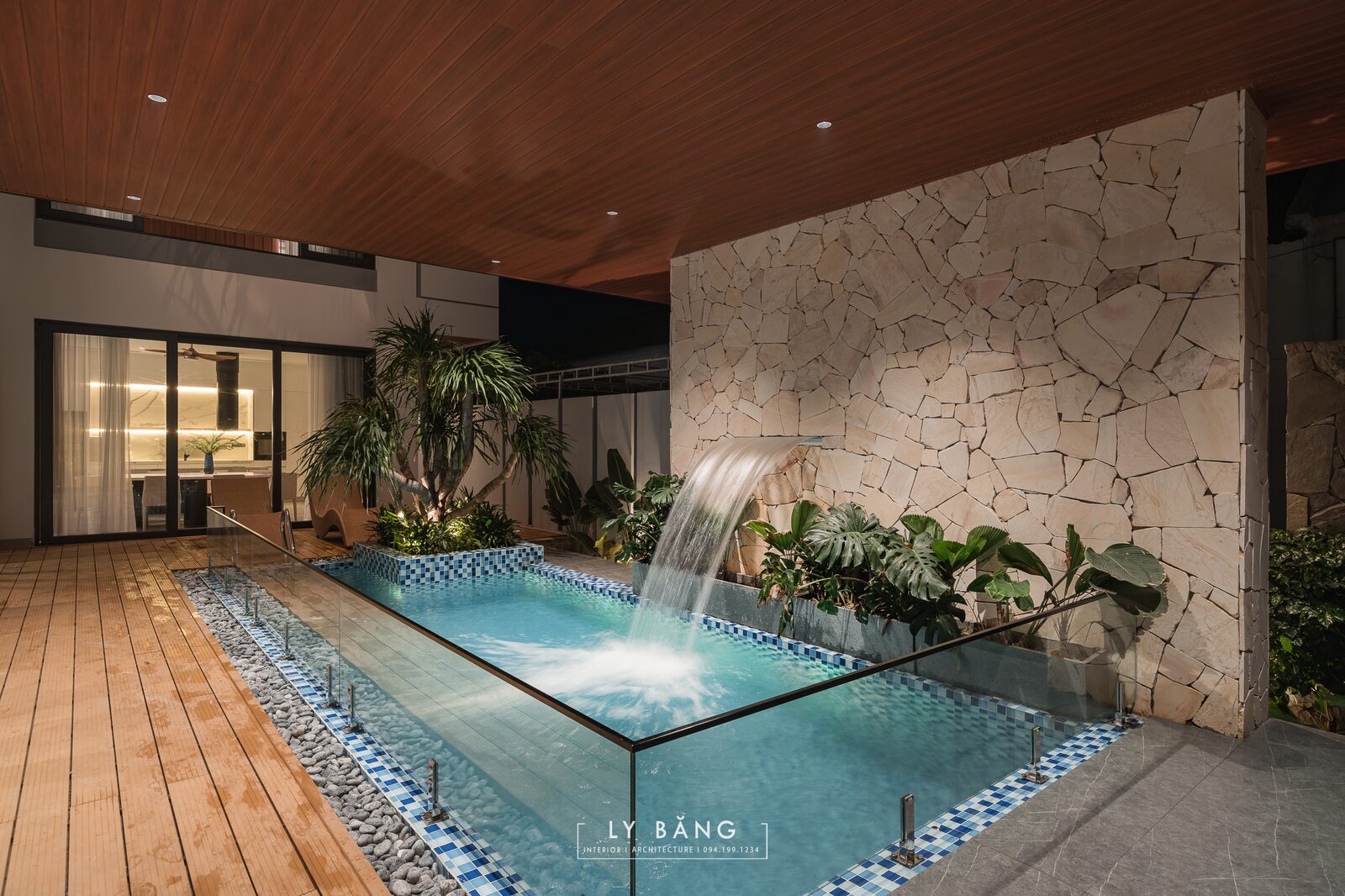 Đài phun và hồ bơi giữa khoảng sân trong