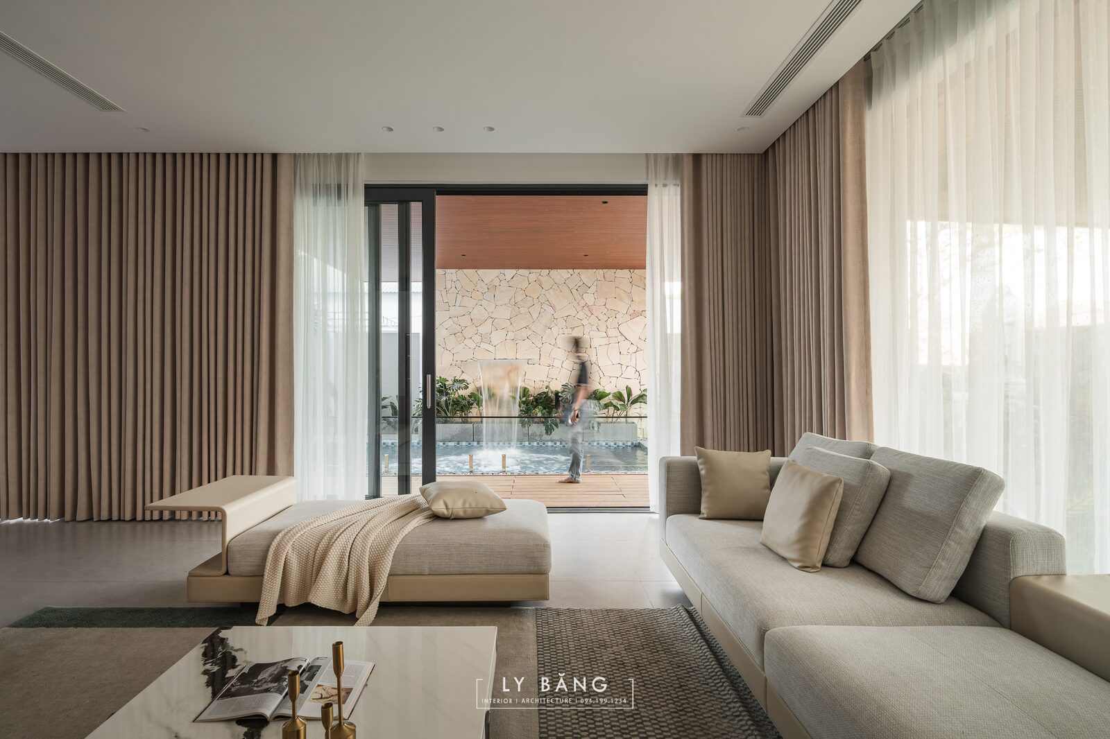 Phòng ngủ mở ra sân nước, ánh sáng dịu đầu giường