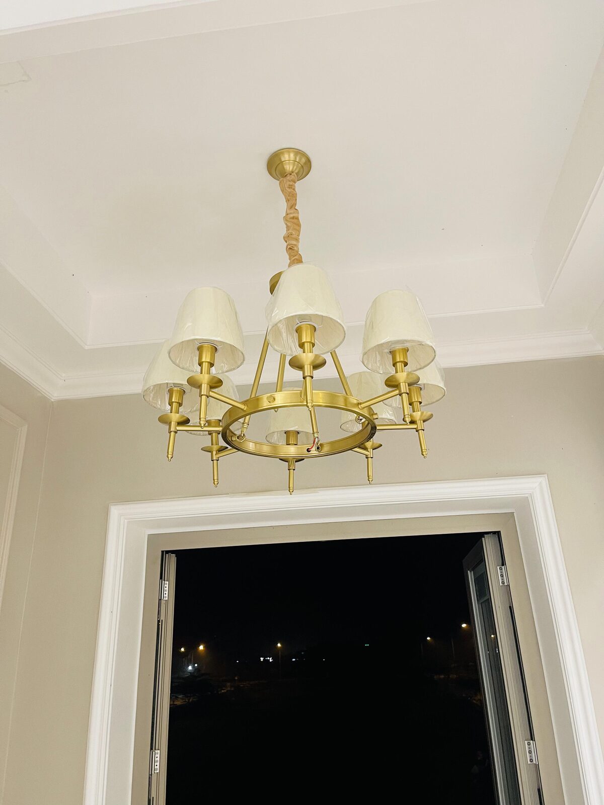 Đèn chùm đồng cổ điển trên trục sảnh