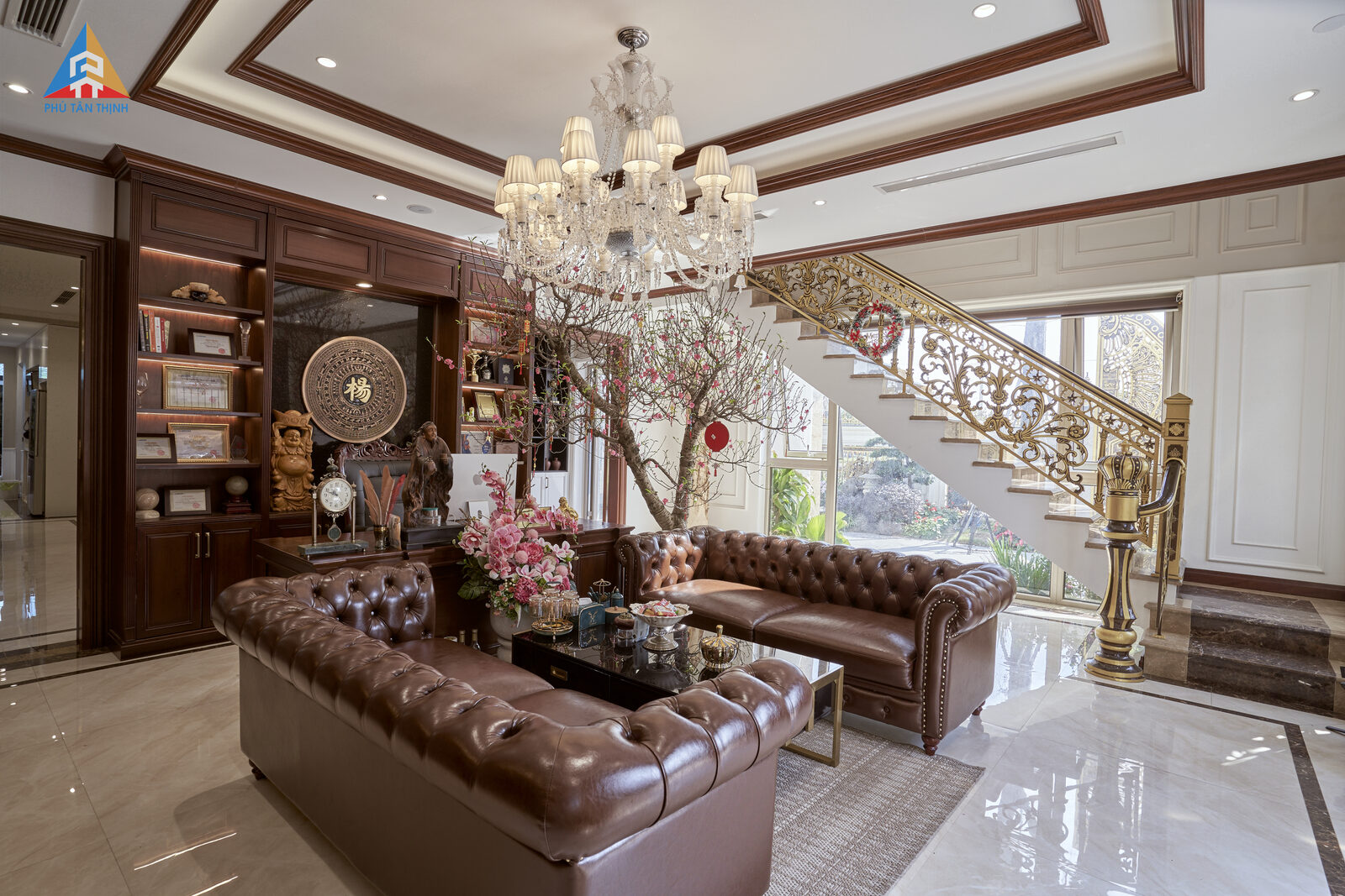 Phòng khách — đèn chùm pha lê, sofa da và ánh sáng ấm