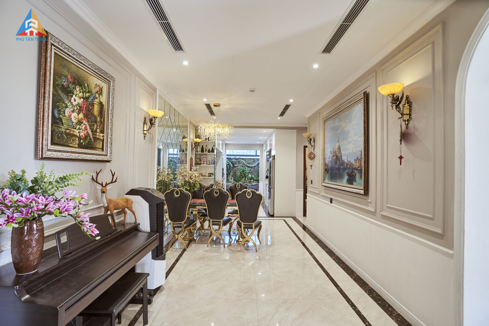 Hành lang tranh — đèn tường soi nhẹ dọc lối đi