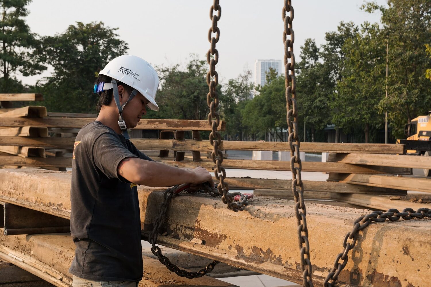 Thi công — cẩu và căn chỉnh dầm thép