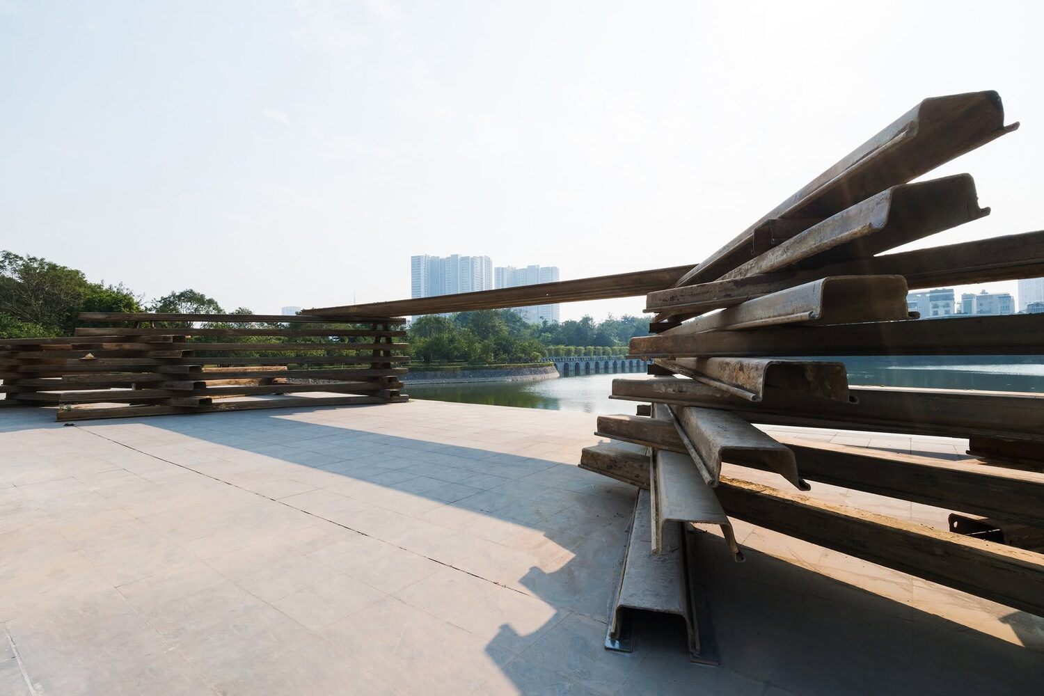 Pavilion thép bên hồ — toàn cảnh ban ngày