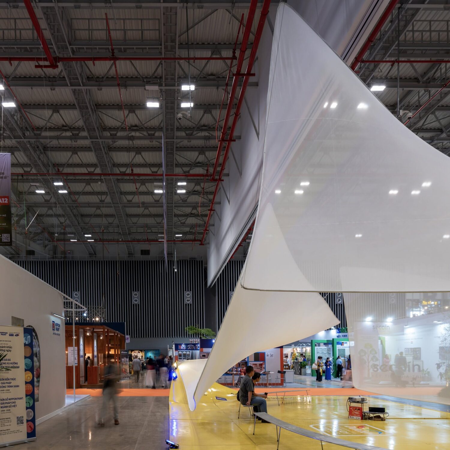 Pavilion nhìn từ một phía trong hội chợ