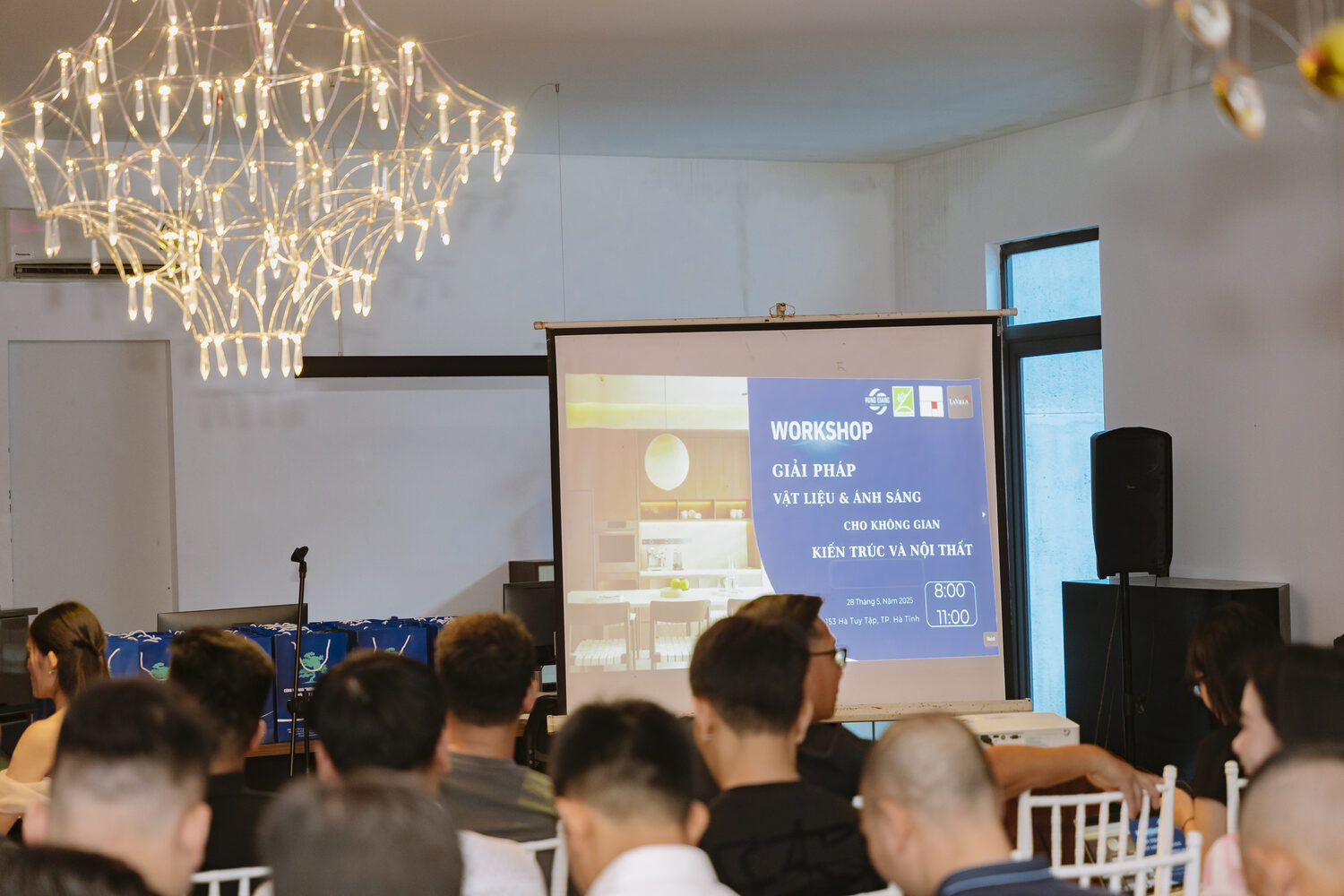 Người tham dự theo dõi phần trình bày