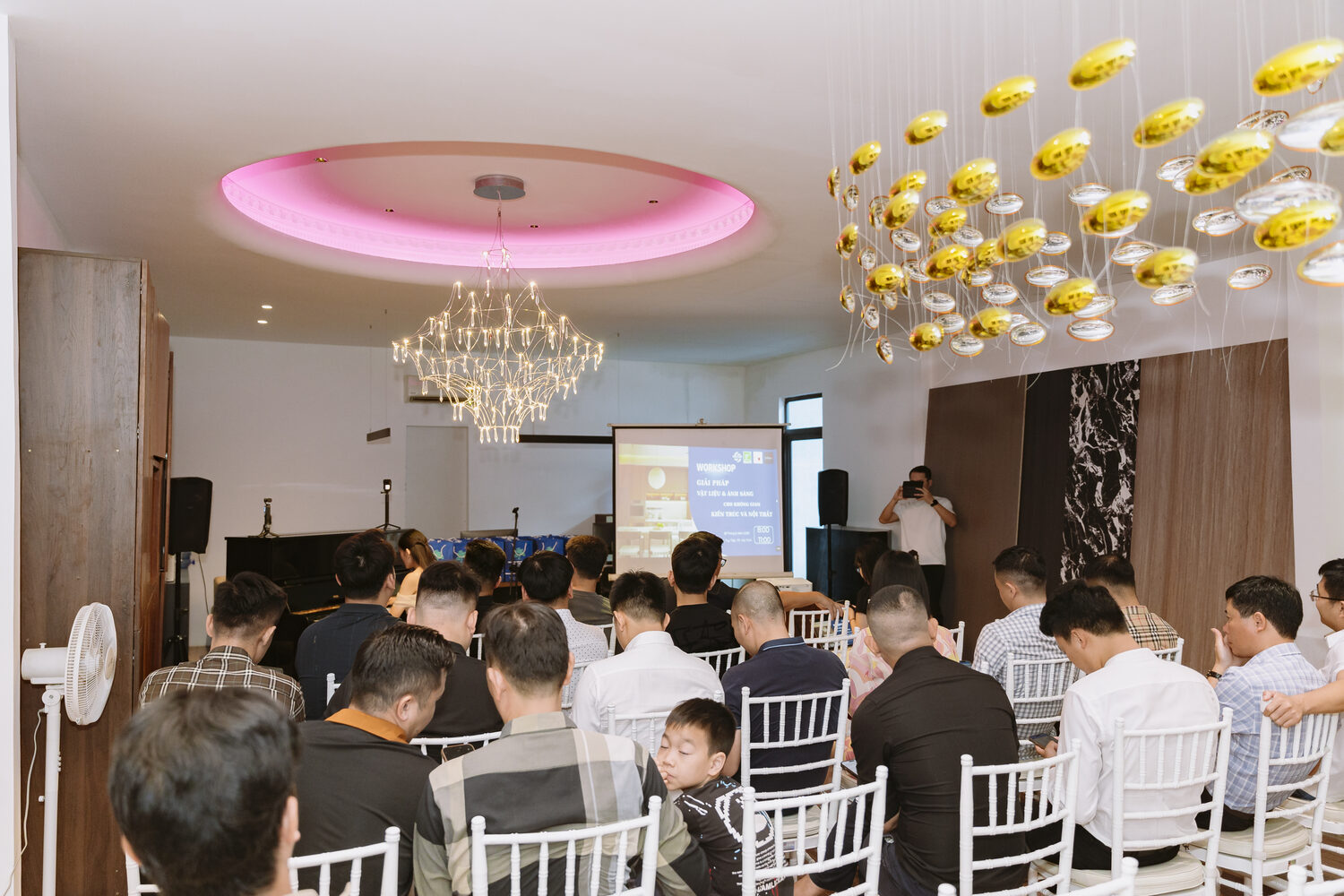 Khán giả theo dõi trong không gian đèn thả