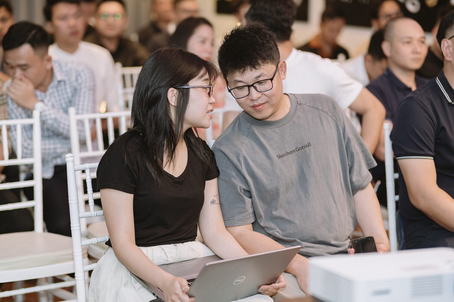 Người tham dự trao đổi bên lề