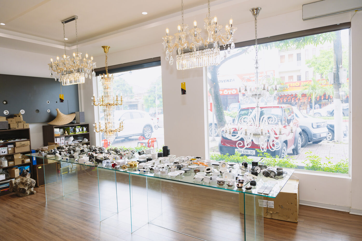 Không gian showroom với hệ đèn thả