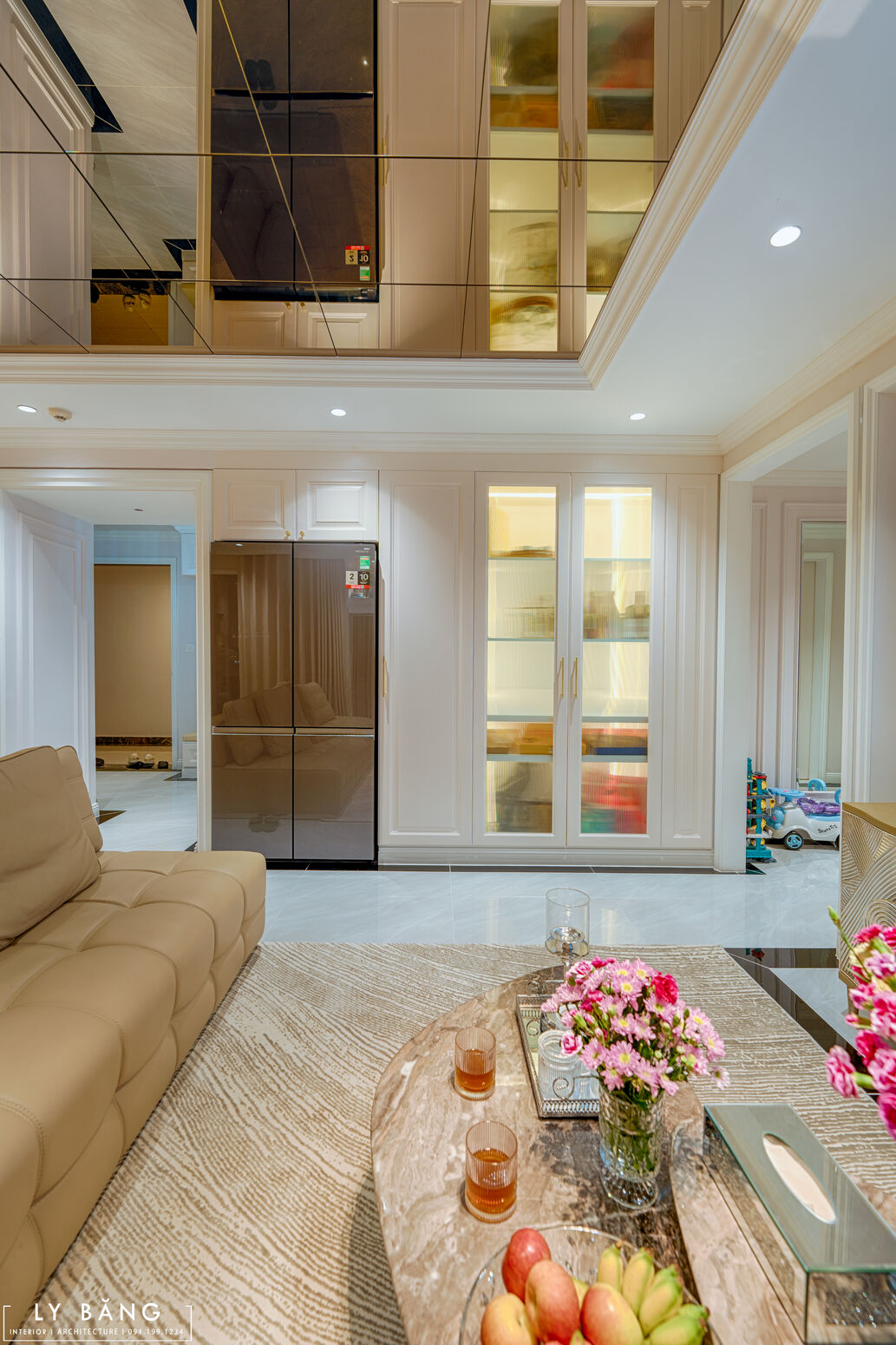Sảnh vào với cửa gỗ và tủ