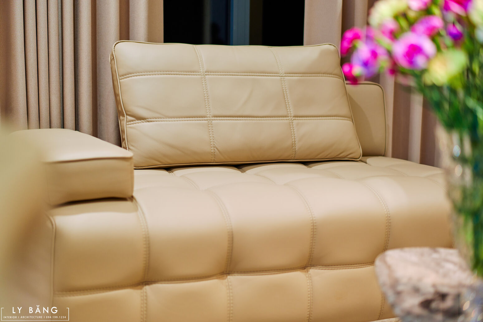 Sofa da kem và bình hoa