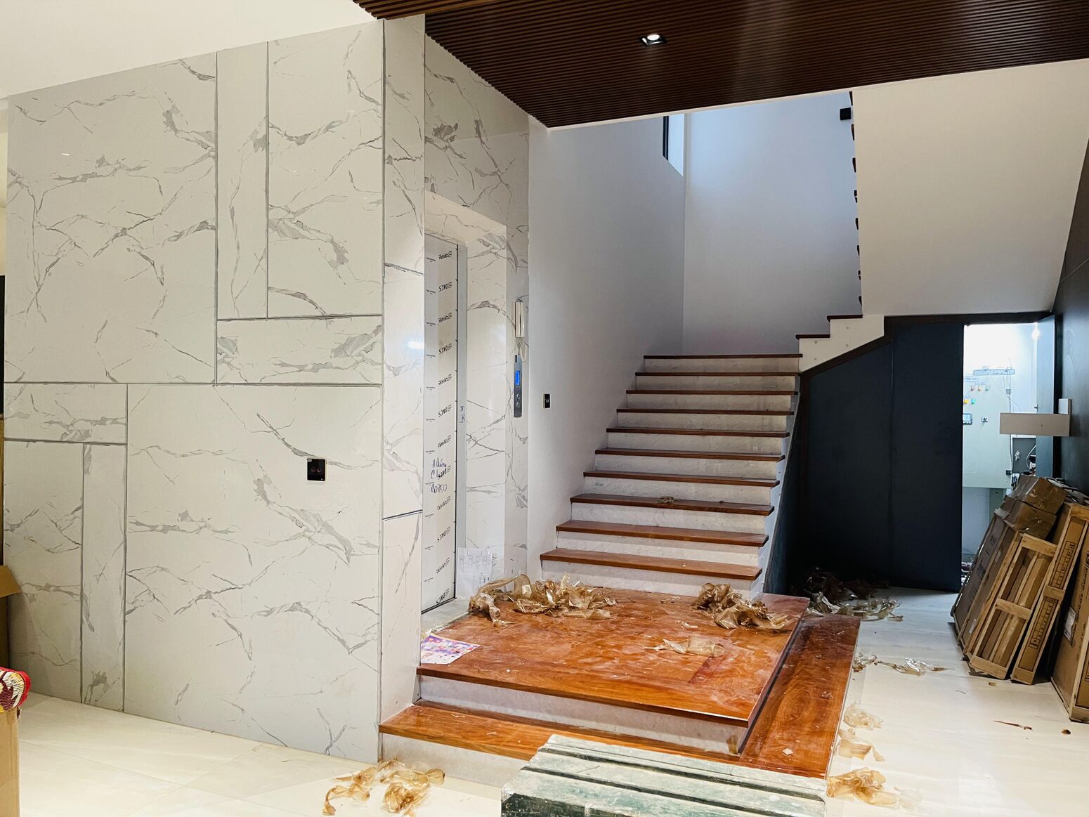 Cầu thang đá bên mảng tường marble