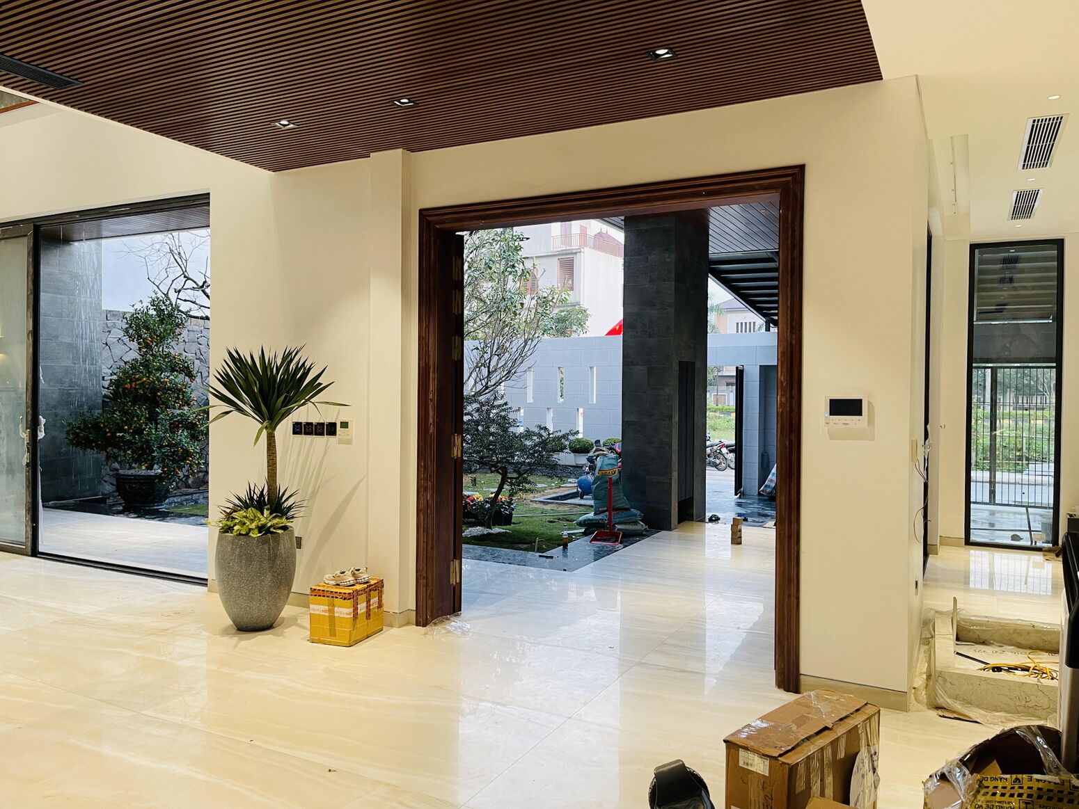 Sảnh vào với cửa gỗ và mảng xanh