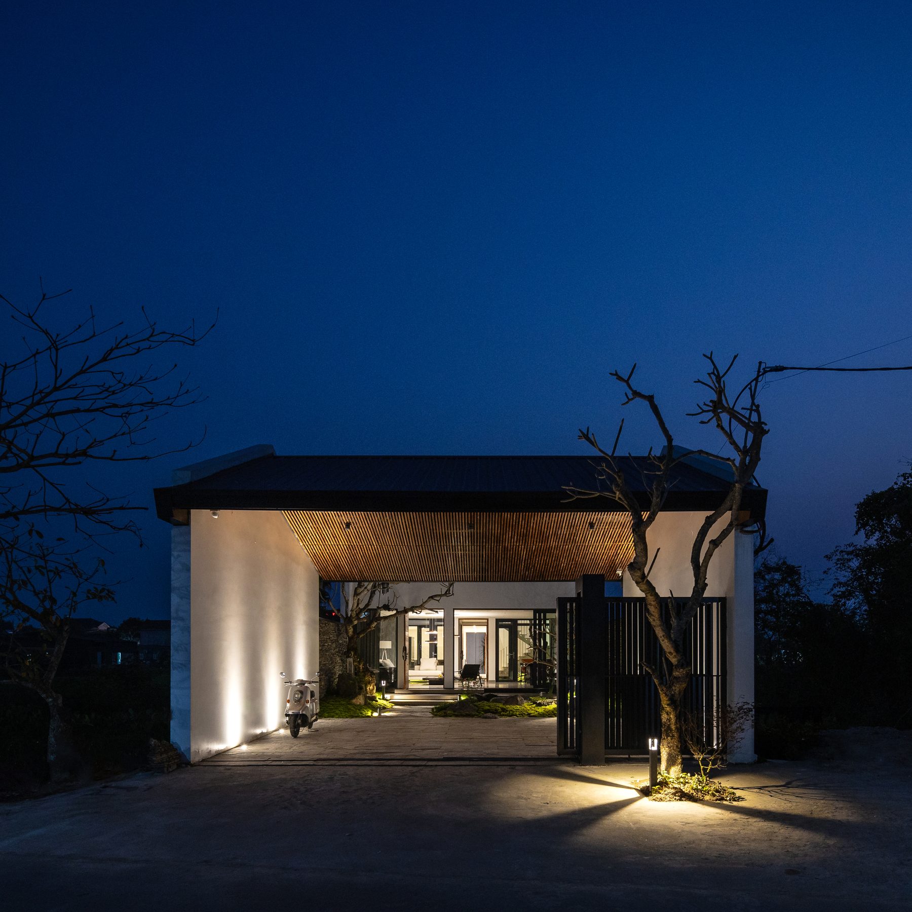 Toàn cảnh Long House giữa cánh đồng