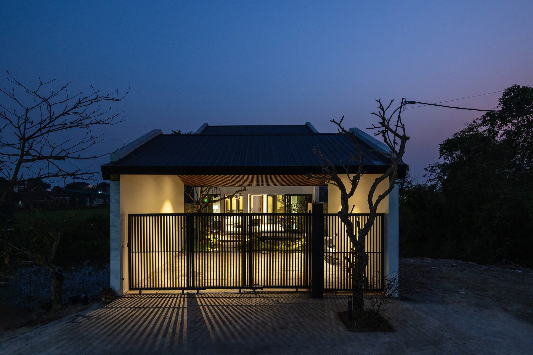 Mặt tiền Long House giờ xanh