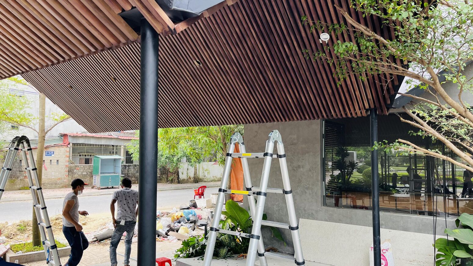 Lối vào tấp nập khách giữa những khối nhà gỗ