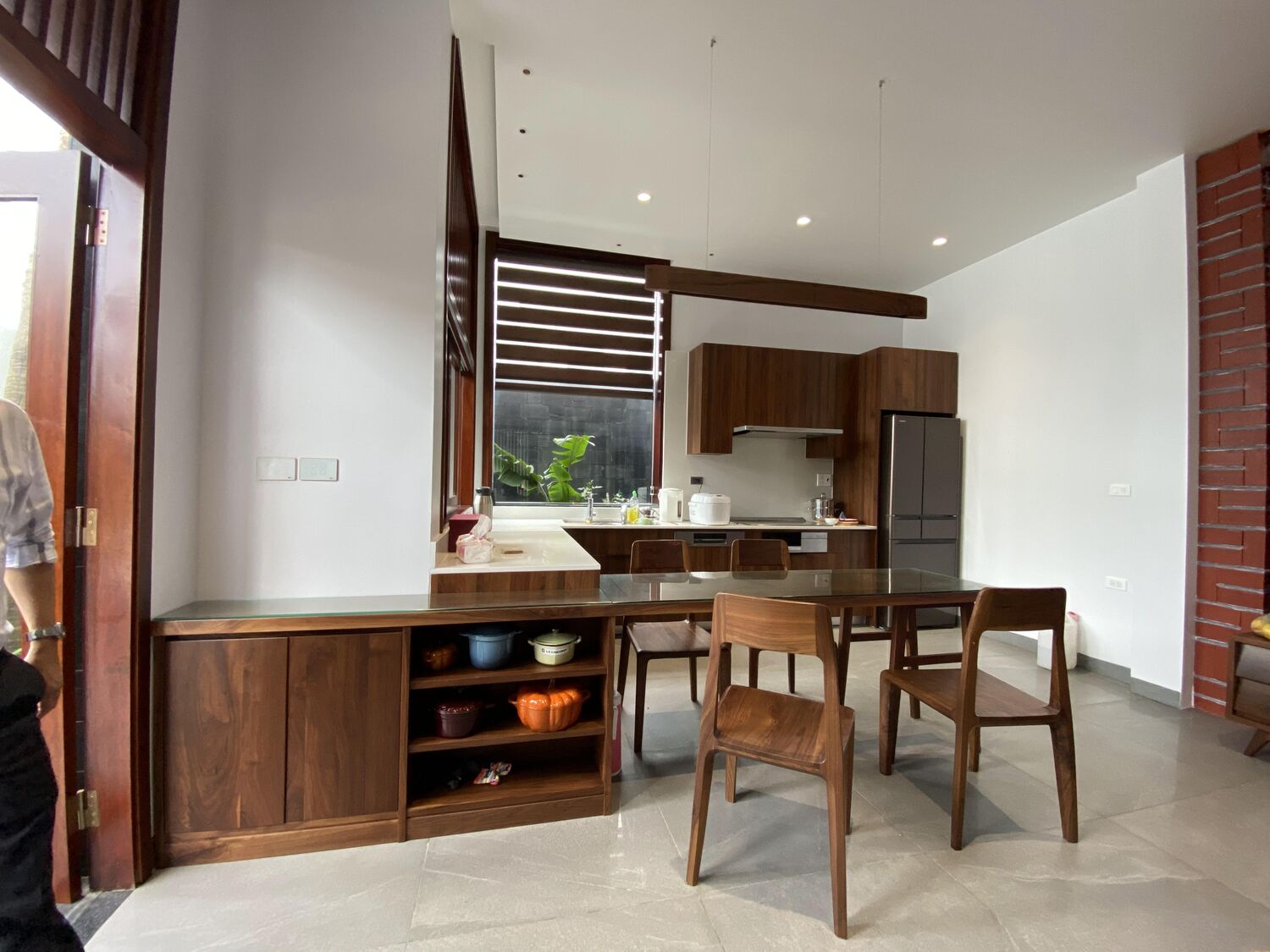 Bếp gỗ với ánh sáng tự nhiên