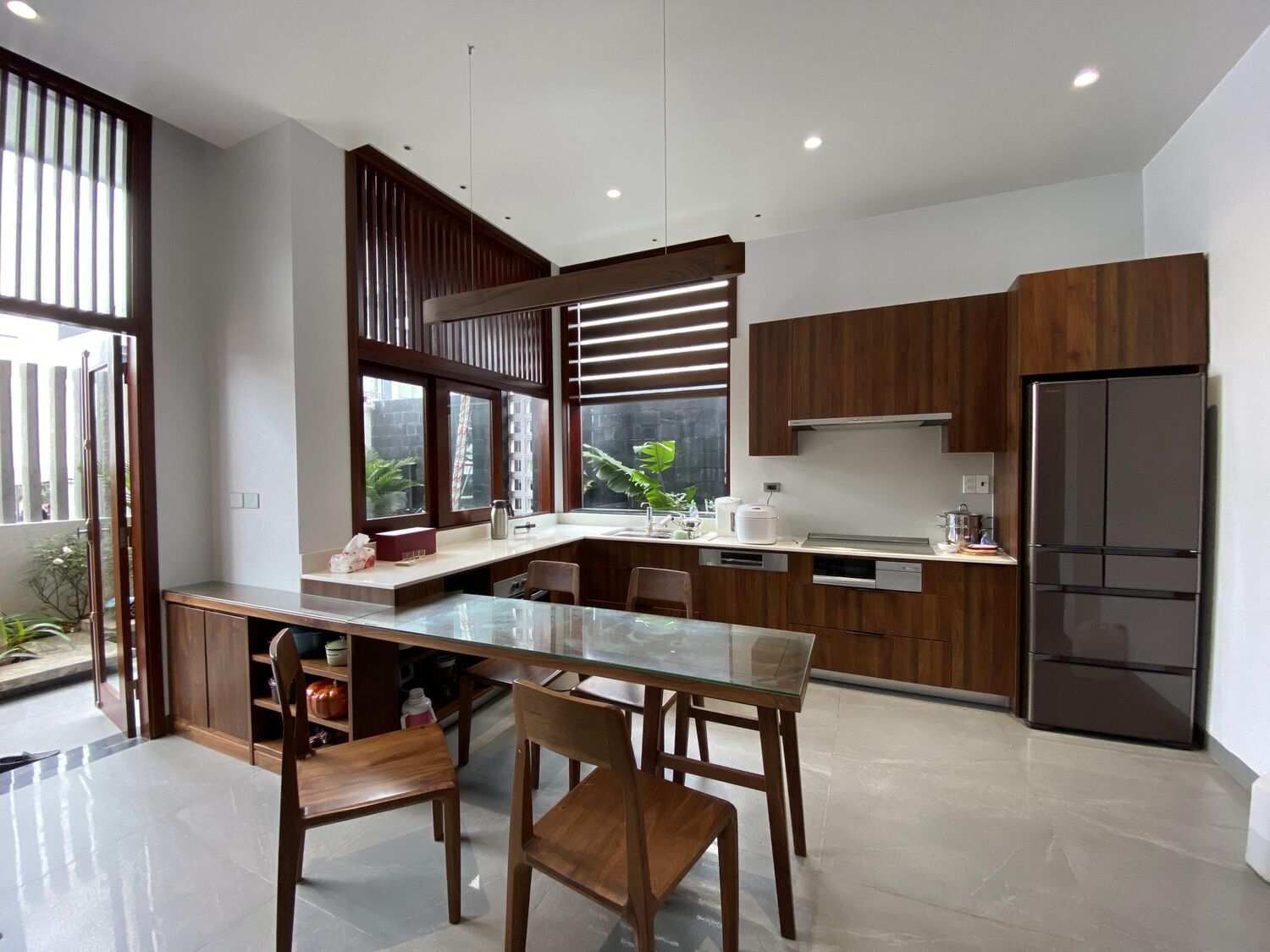 Bếp và bàn ăn gỗ đón sáng