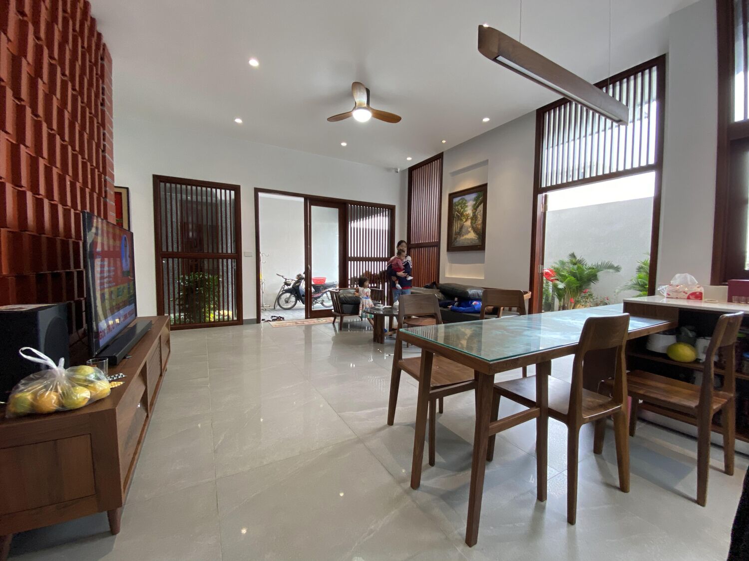 Không gian ăn–khách liền mạch, ấm gỗ