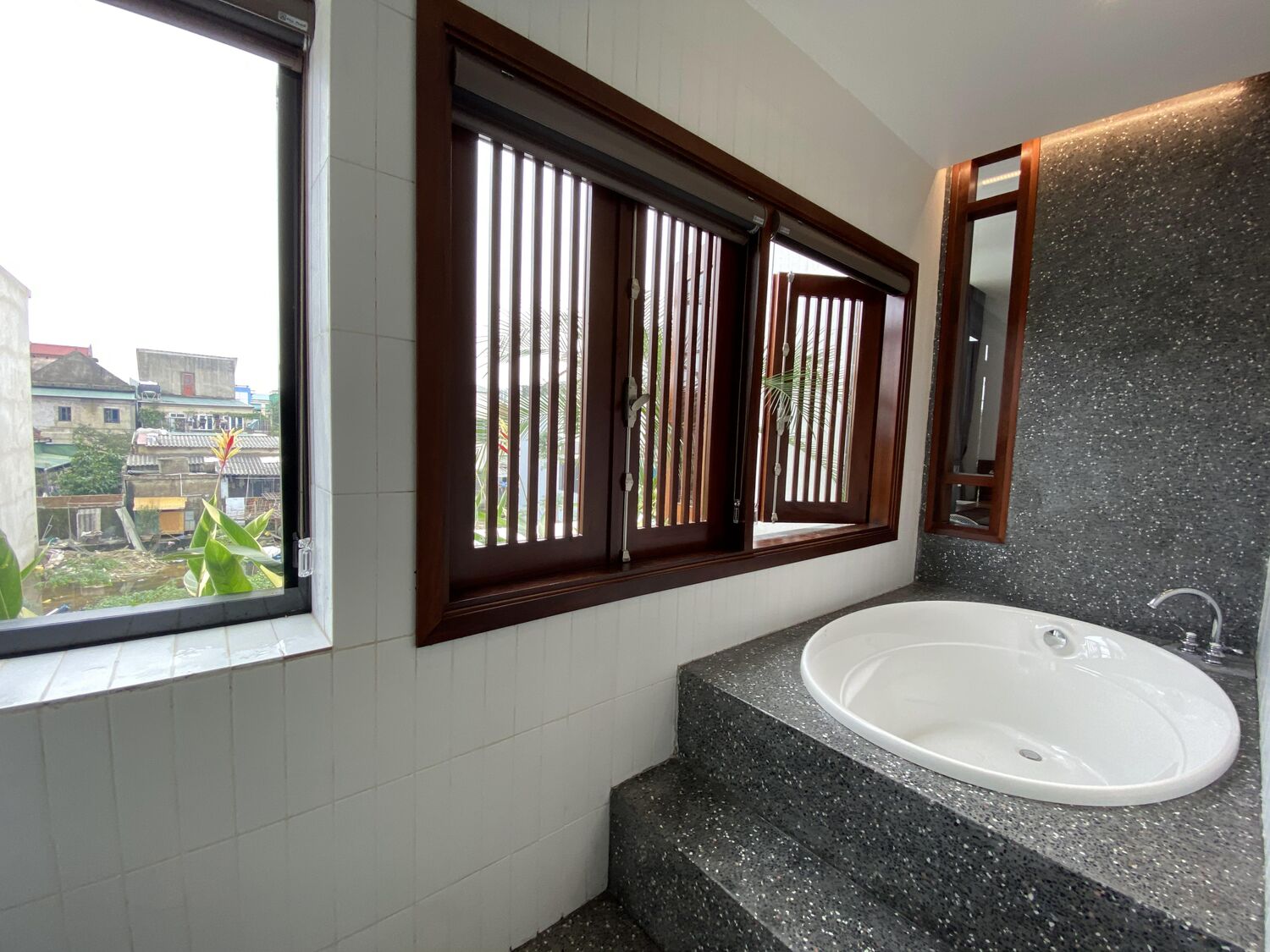 Phòng tắm với bồn đá bên cửa sổ