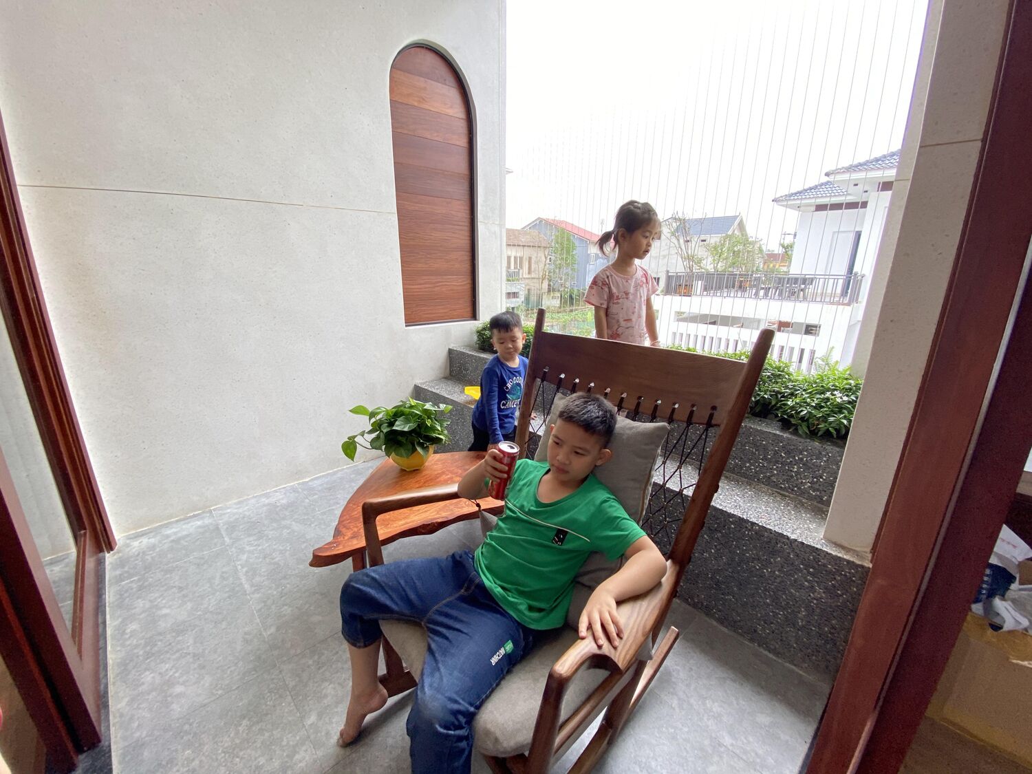 Góc sinh hoạt gia đình bên hiên