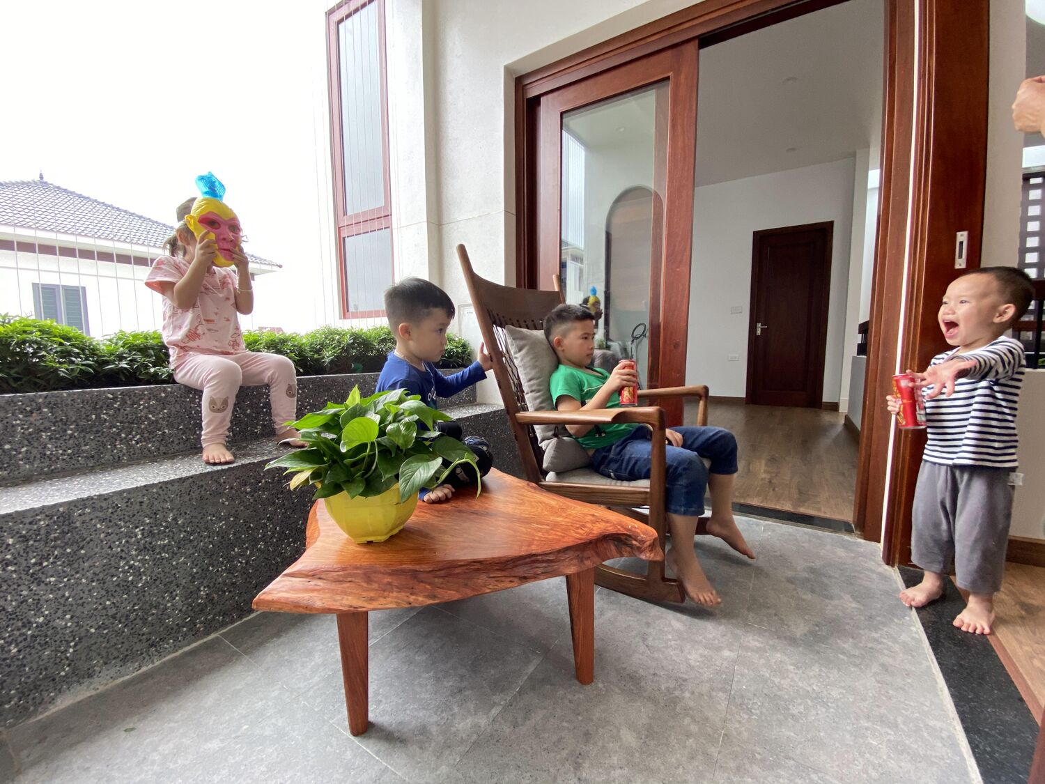 Khoảnh khắc các con bên bàn trà