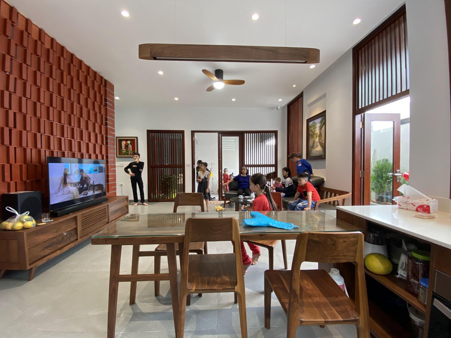 Gia đình quây quần trong phòng khách