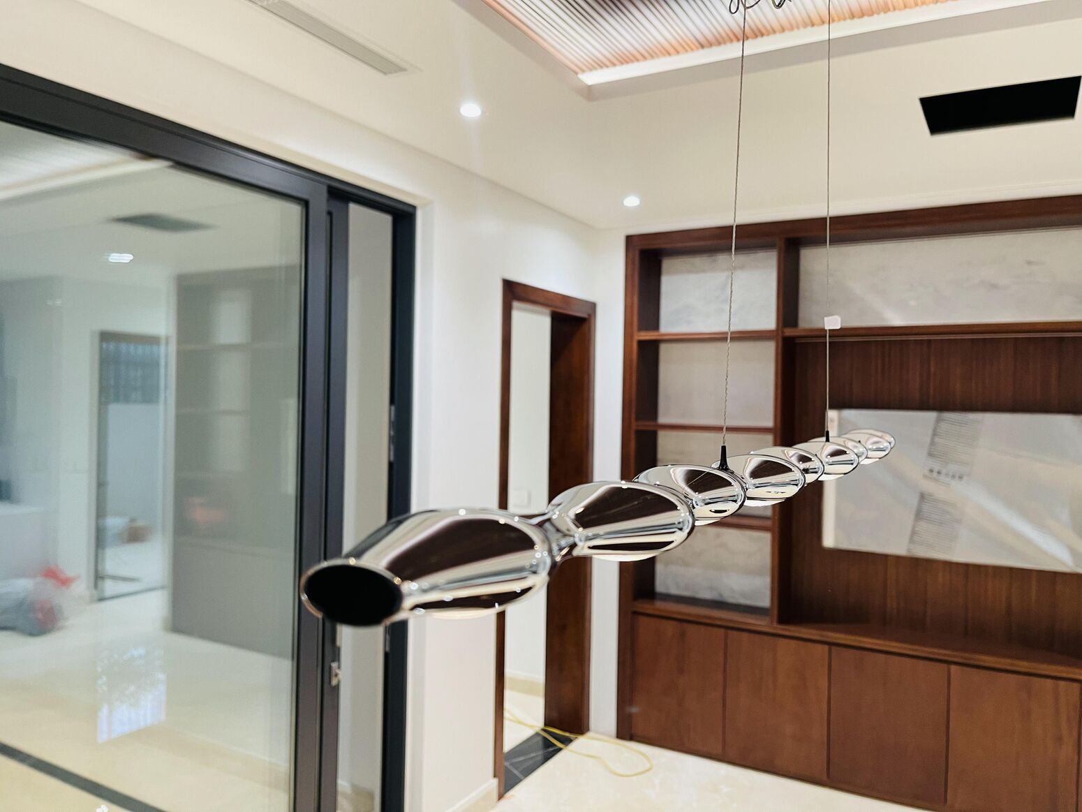 Đèn thả tạo hình mềm mại trên trục tủ gỗ