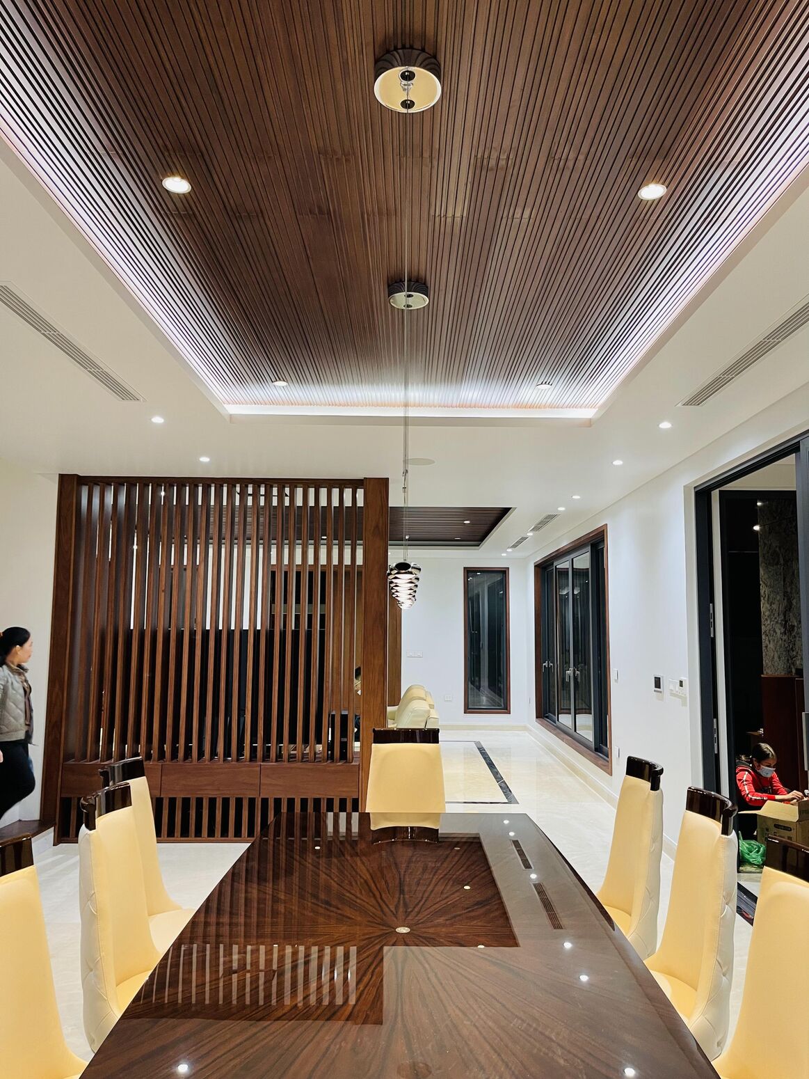 Hành lang vách gỗ với đèn rọi ấm dẫn lối