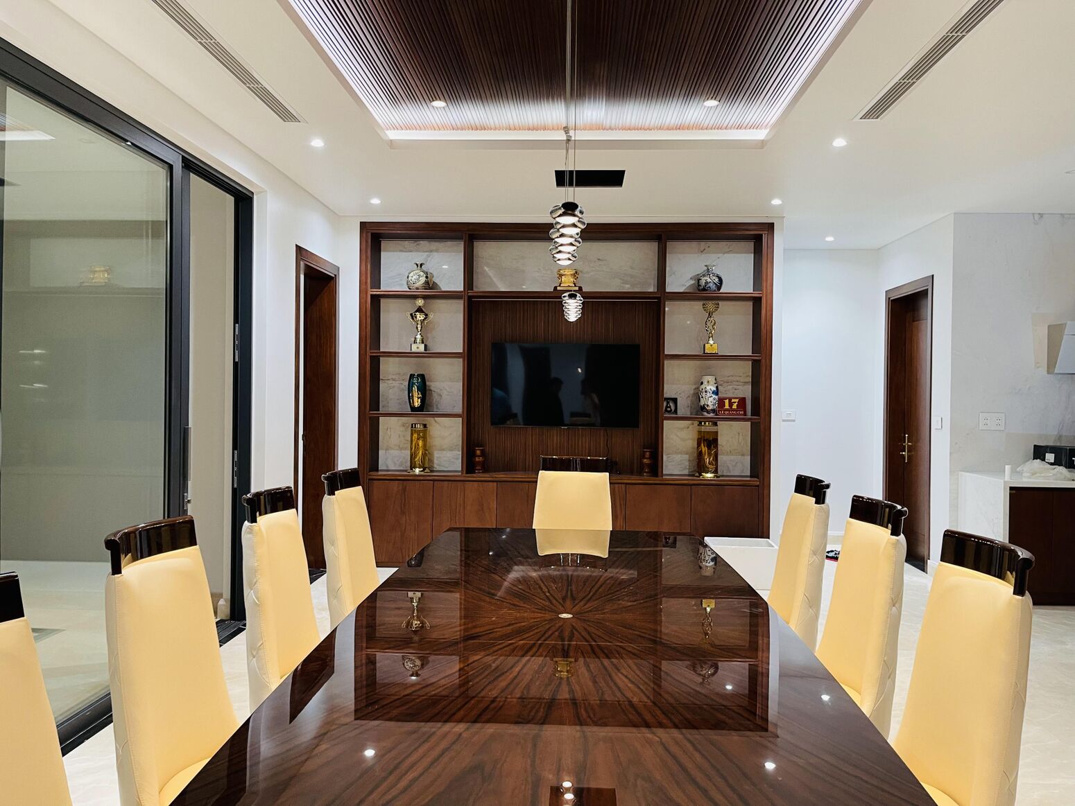 Phòng ăn — đèn thả và hắt trần tôn trần cao