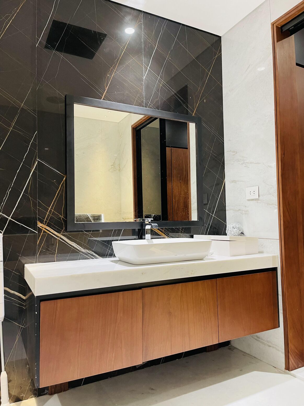 Phòng tắm đá cẩm thạch — gương và bồn rửa