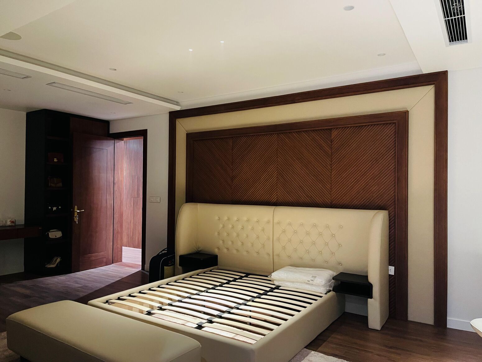 Phòng ngủ với đầu giường bọc nệm