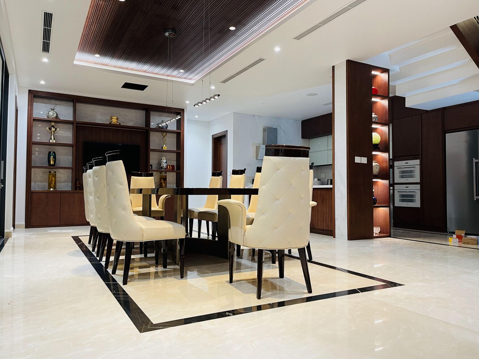 Không gian ăn–khách mở với bàn tròn
