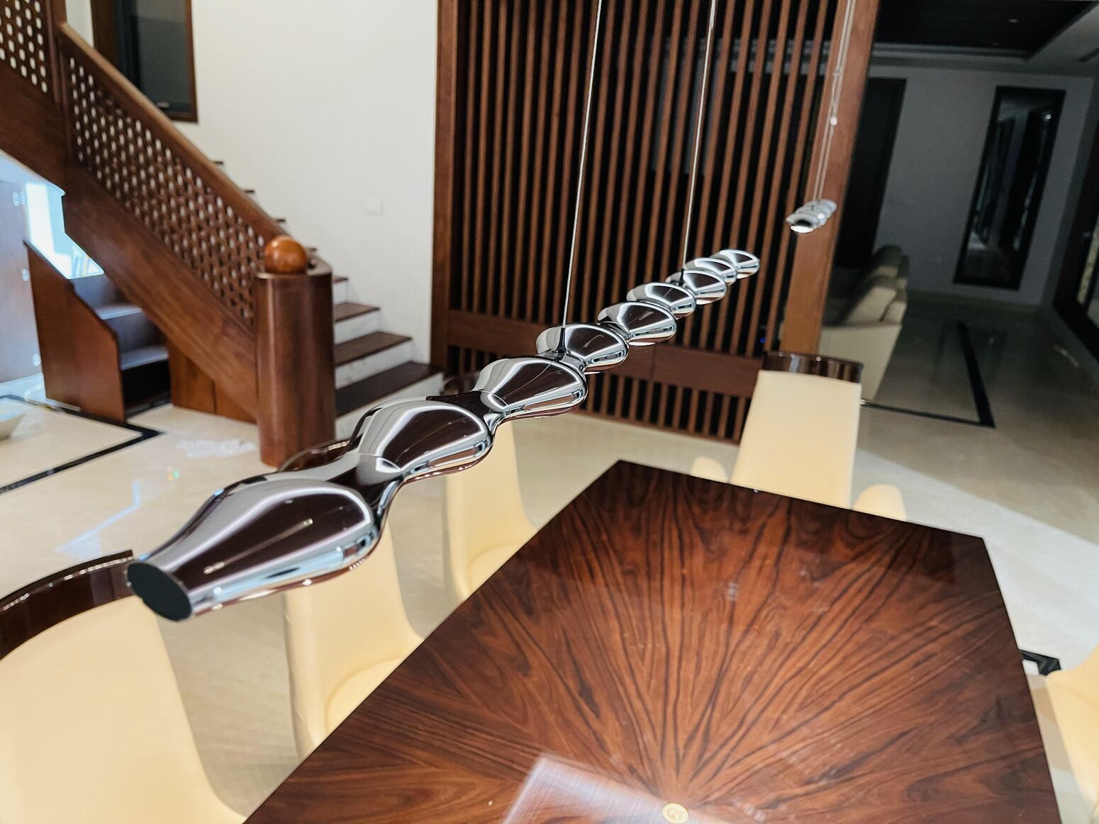 Đèn thả buông dọc bàn gỗ, dẫn nhịp không gian