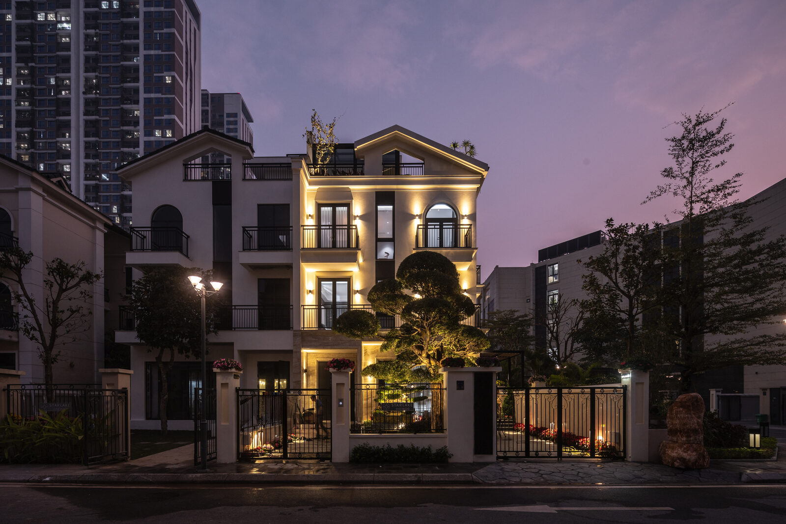 Khối nhà bừng sáng khi trời chuyển sắc