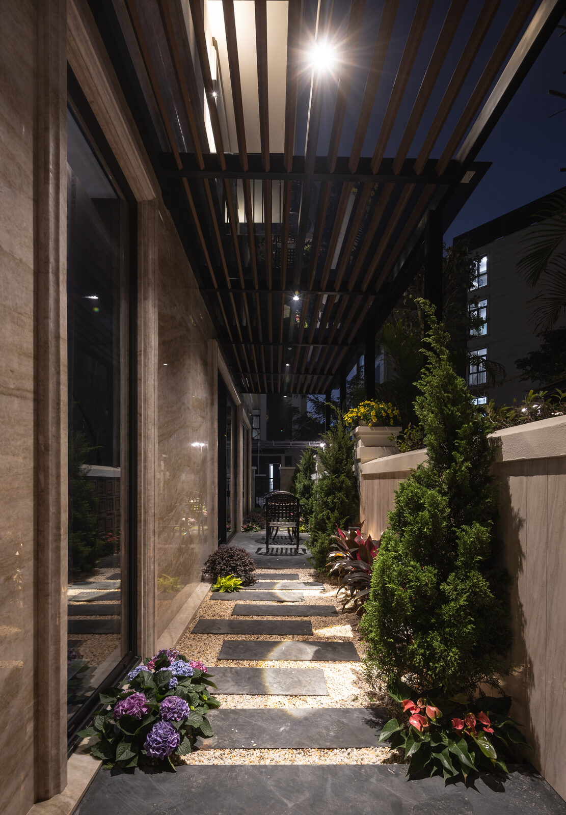 Hành lang pergola — đèn soi cây và lối đi