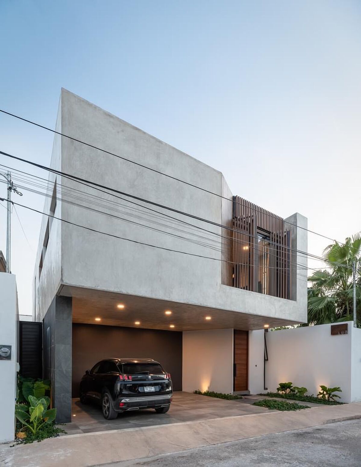 Khối nhà bê tông và gỗ nhìn từ ngoài