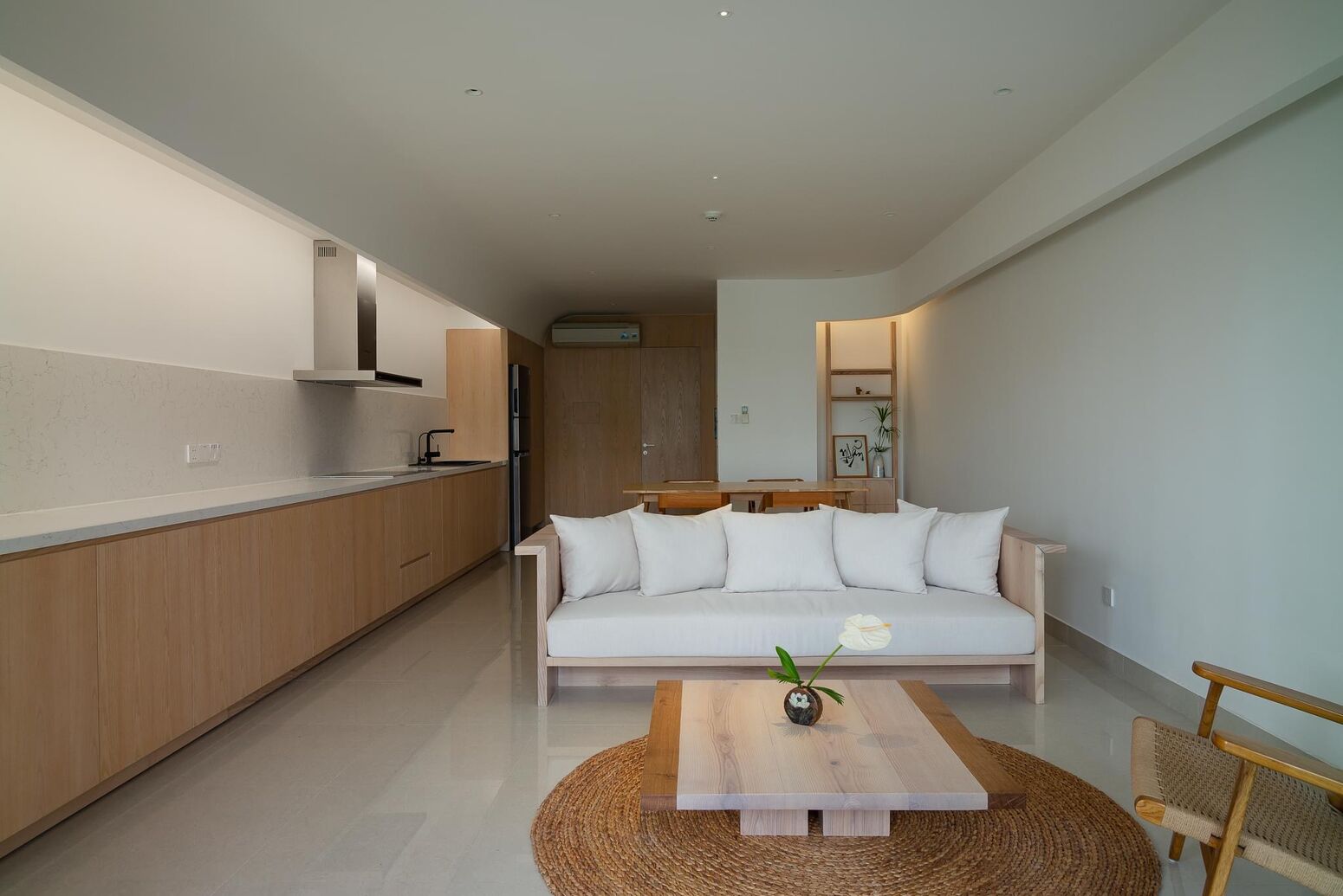 Phòng khách tối giản với sofa trắng