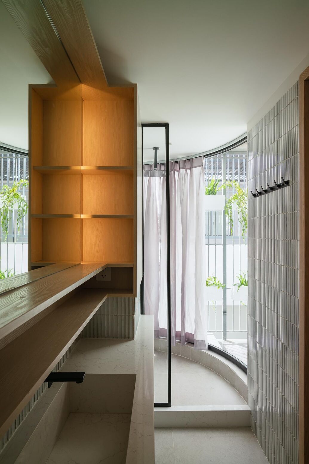 Kệ gỗ và rèm mở ra khoảng xanh