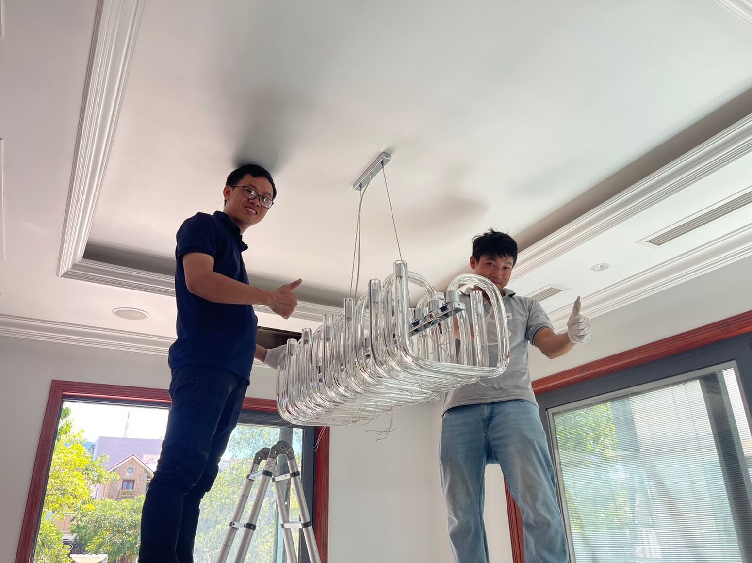 Lắp đặt đèn chùm — công đoạn tỉ mỉ