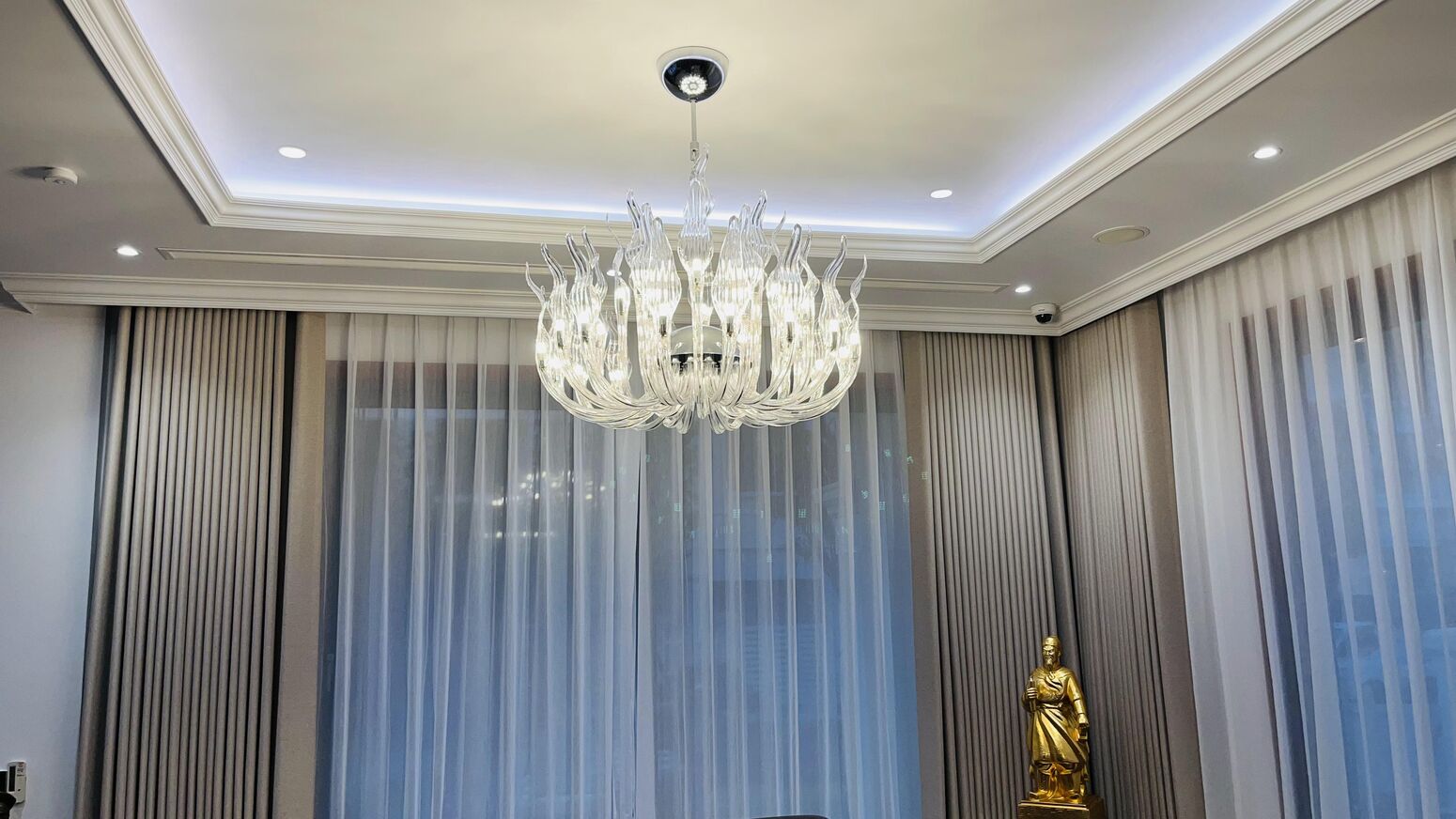Đèn chùm pha lê hoàn thiện bên rèm cửa
