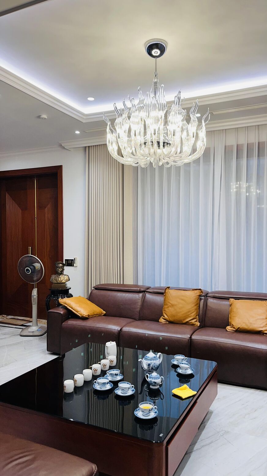 Sofa da và ánh sáng ấm phòng khách