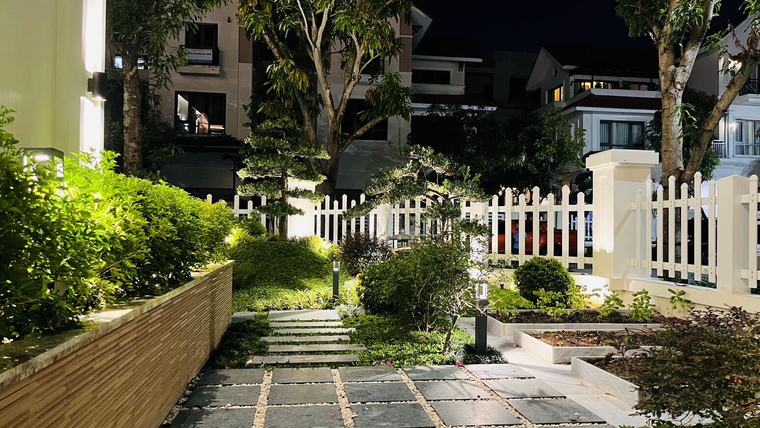 Sân vườn với đèn nấm soi lối