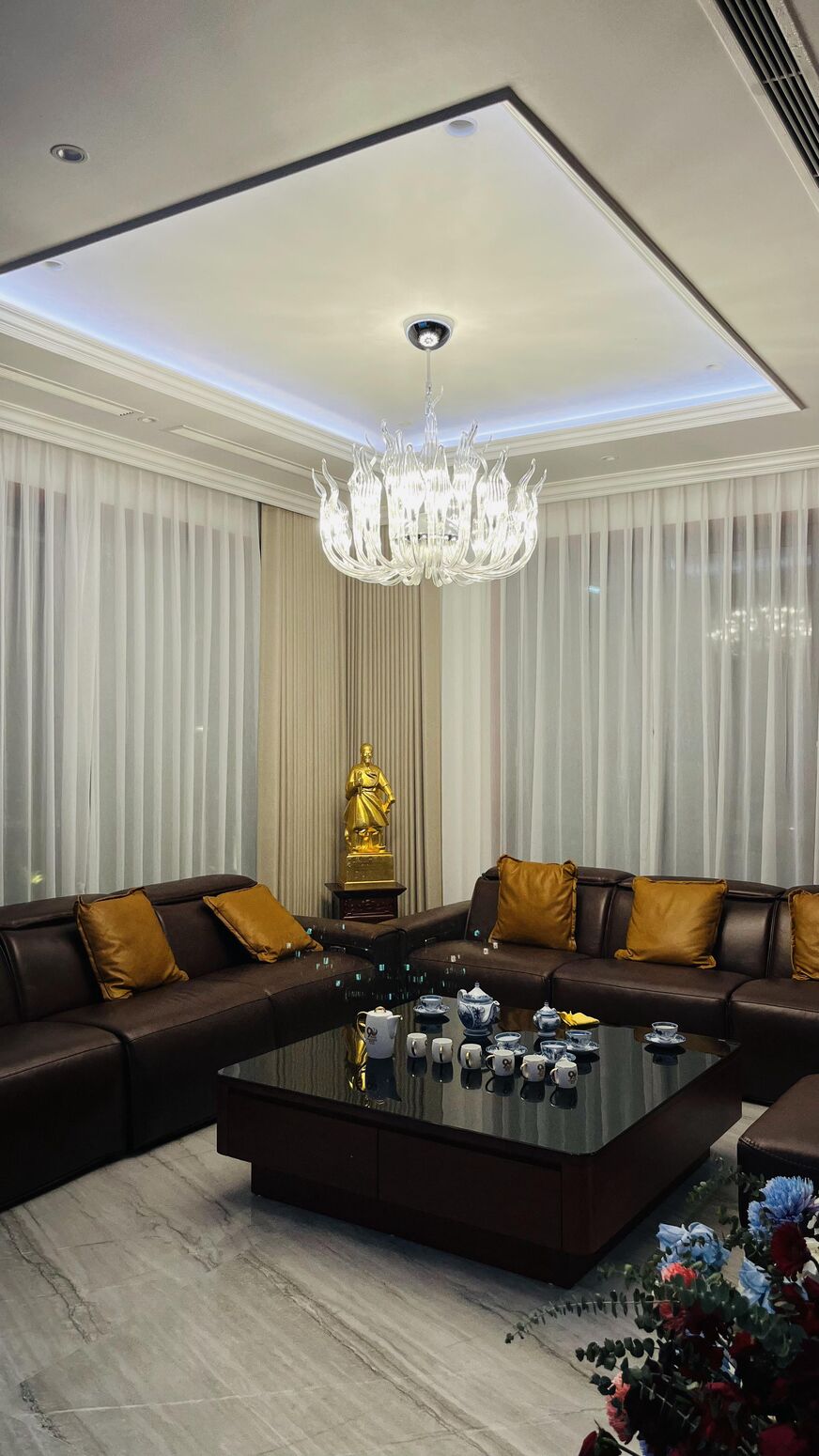 Phòng khách — đèn chùm pha lê và sofa da