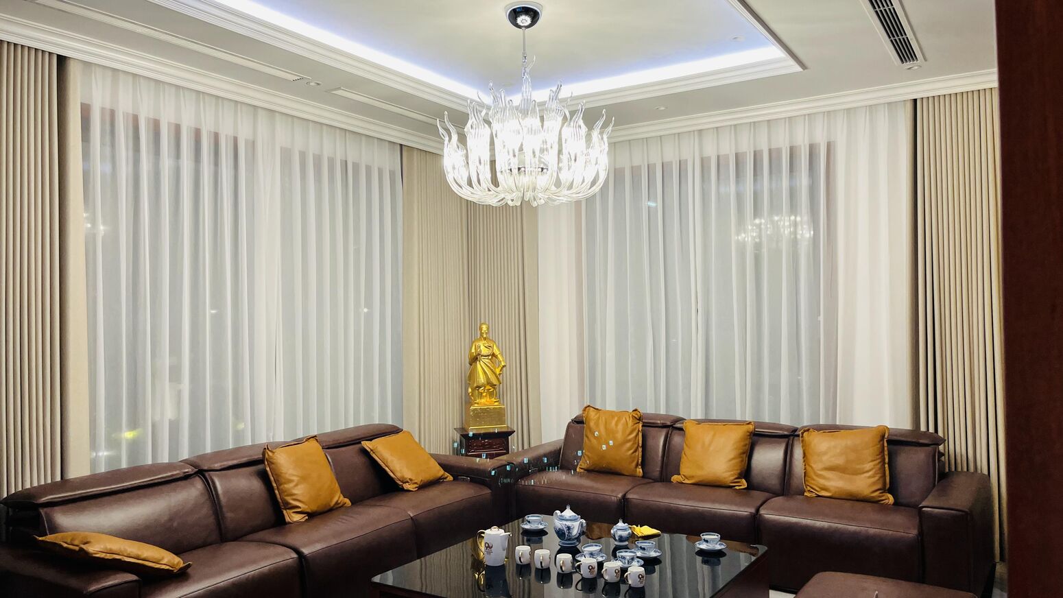 Góc phòng khách với đèn chùm lấp lánh