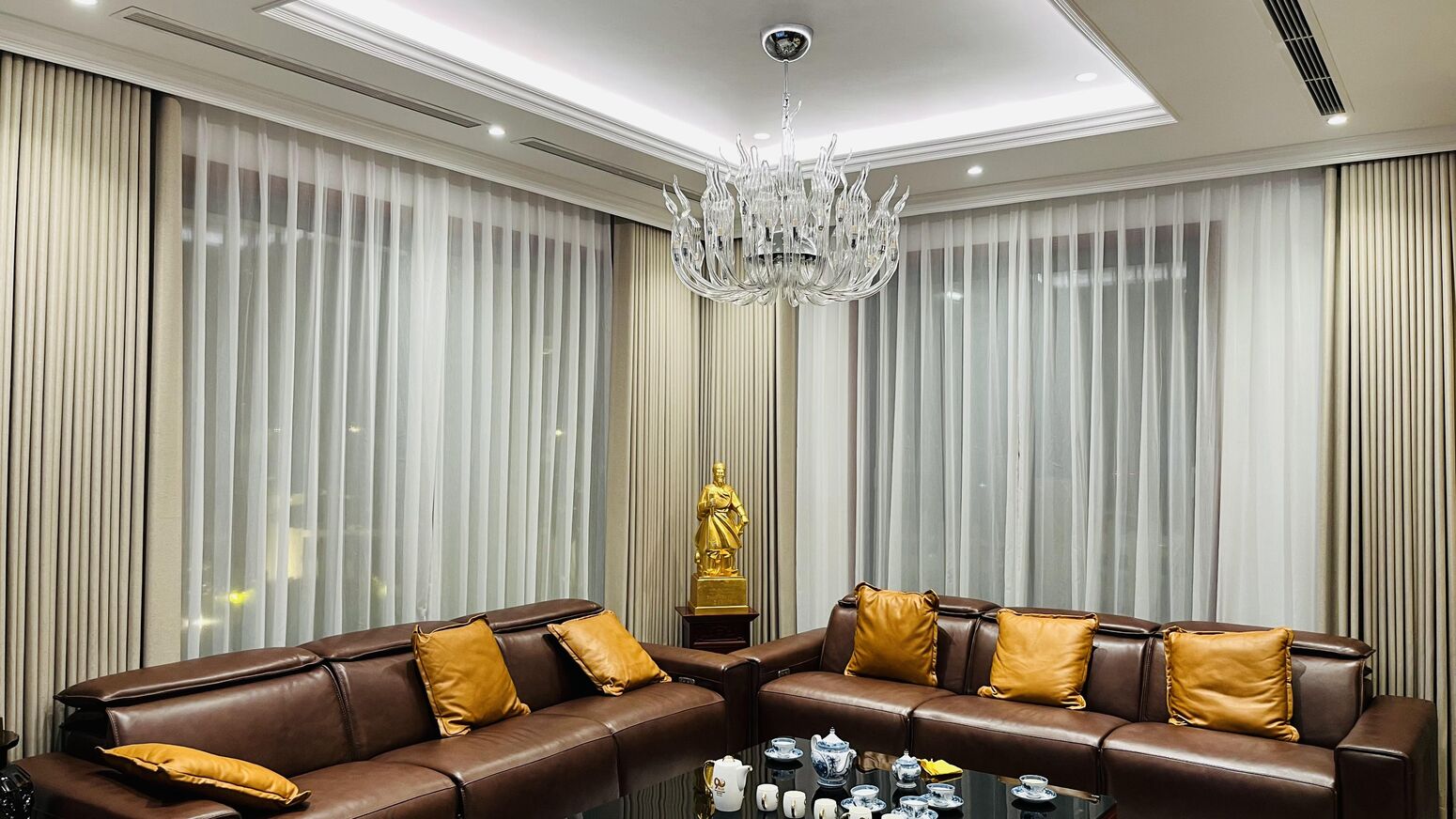 Phòng khách rộng dưới đèn chùm pha lê