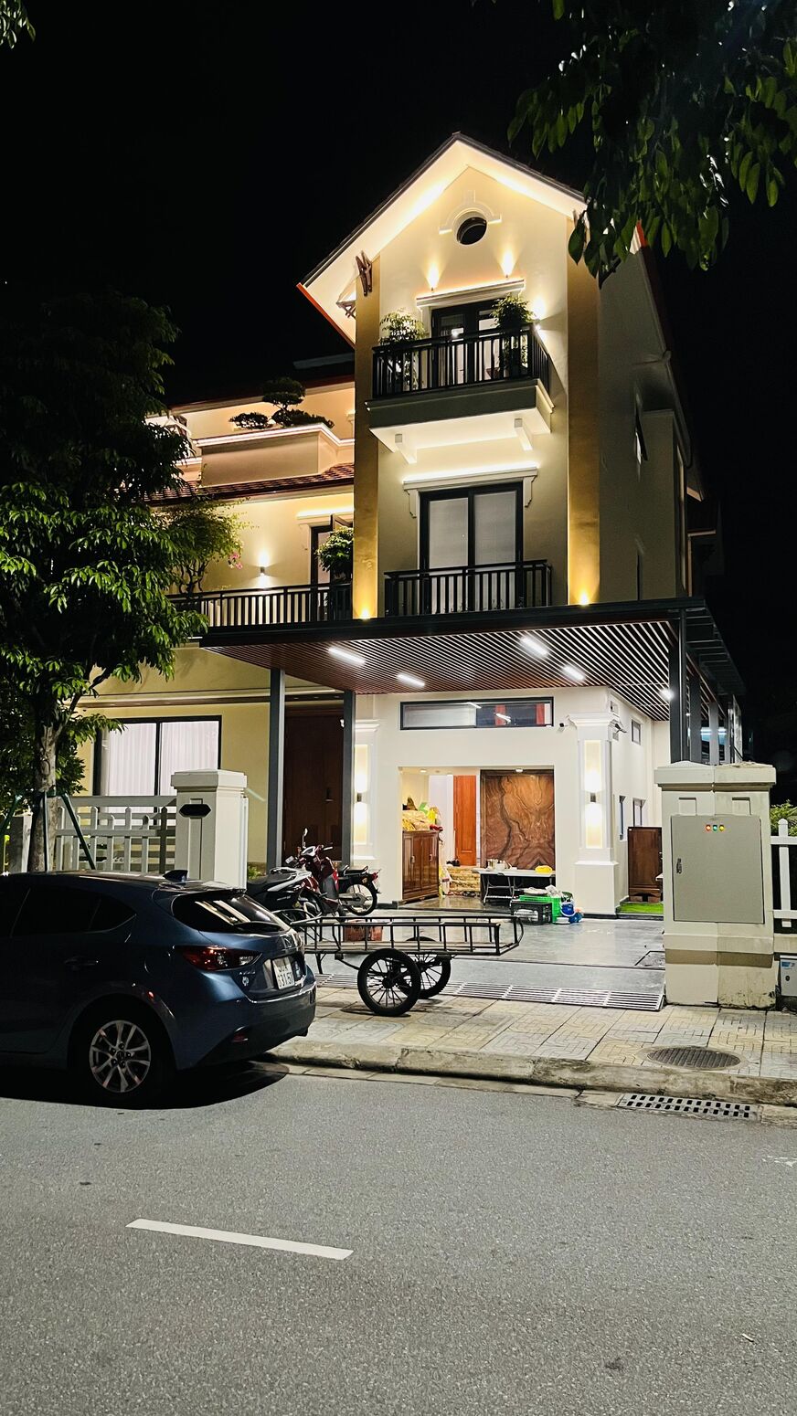 Lối vào rực sáng buổi tối