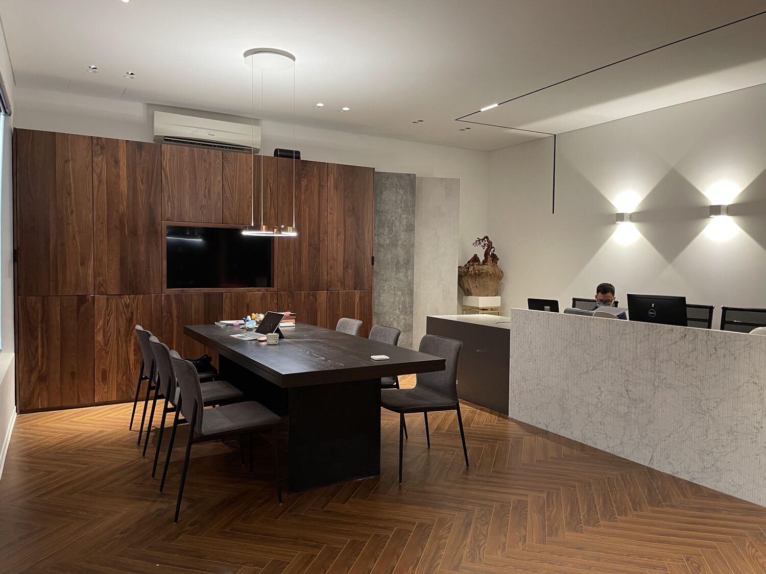 Khu bàn ăn và quầy trong showroom
