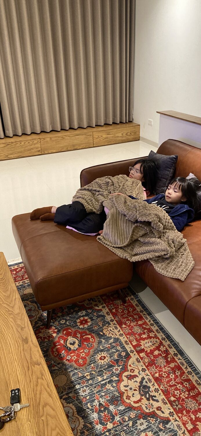 Khoảnh khắc cha con bên sofa